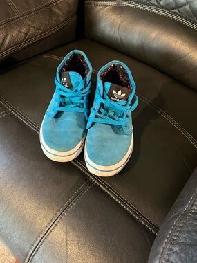 Adidas Suede Sneakers Youth Size 6 – Teal Blue – Clean & Stylish Casual Shoes